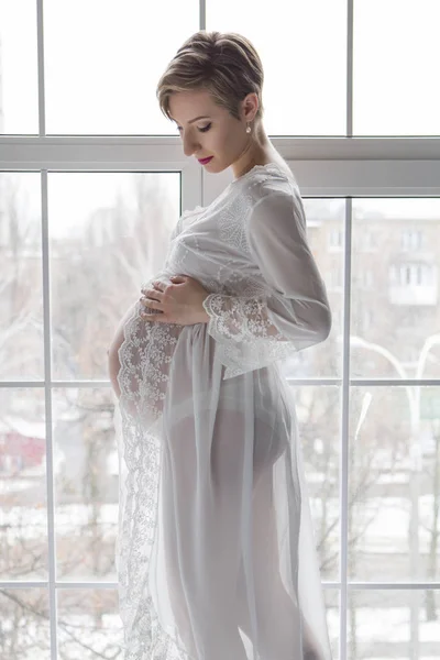 Güzel hamile esmer beyaz kadın kısa saç kesimi ile ben — Stok fotoğraf