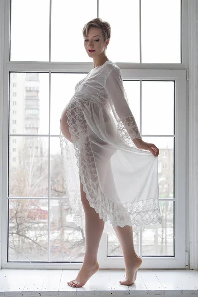 Bela mulher branca grávida morena com corte de cabelo curto i — Fotografia de Stock