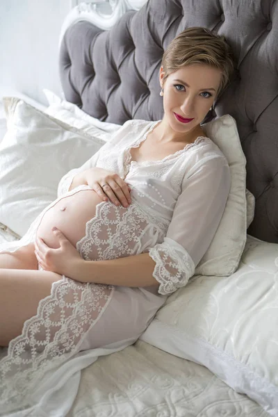 Bella donna caucasica bruna incinta con taglio di capelli corto i — Foto Stock