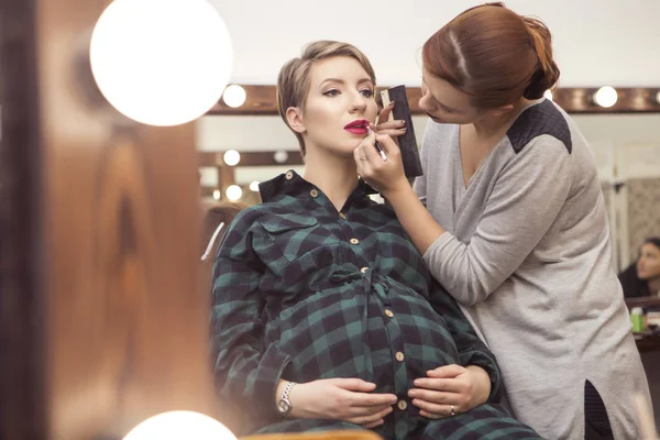 Prachtige brunette vrouw make-up artiest toepassen make up een beroe — Stockfoto