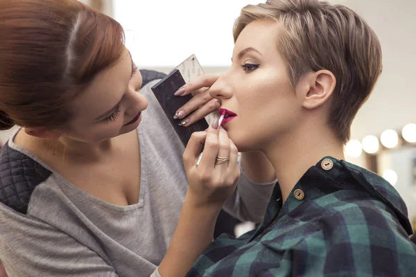 Hermosa mujer morena maquillaje artista aplicar maquillaje hasta un beautif —  Fotos de Stock