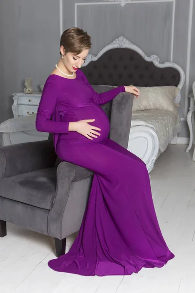 Krásná těhotná bruneta Kavkazský žena s krátkým účesem jsem — Stock fotografie