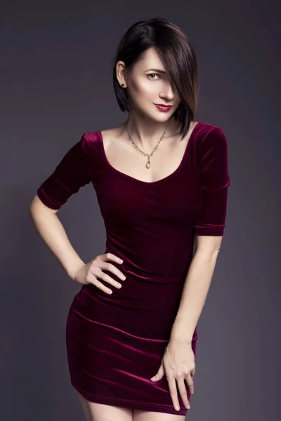 Porträt einer schönen brünetten kaukasischen Frau mit kurzen Haaren — Stockfoto