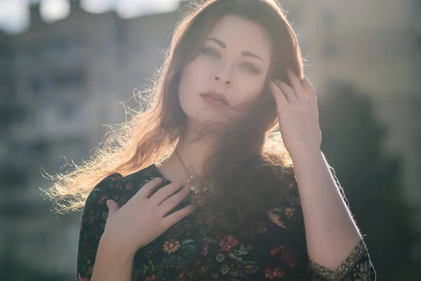 Beautiful caucasian brunette woman on a walk outdoors in park ne — Stock Photo, Image