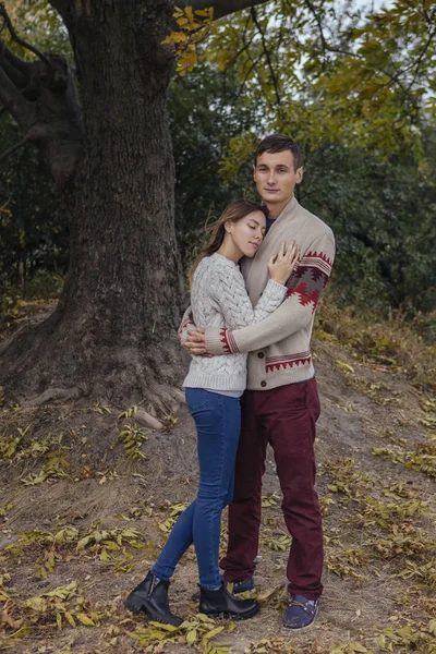 Felice coppia premurosa in piedi su una scogliera vicino mare abbracciando eac — Foto Stock