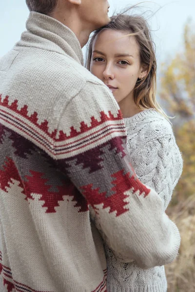 Happy thoughtful couple standing on a cliff near sea hugging eac — Stock Photo, Image