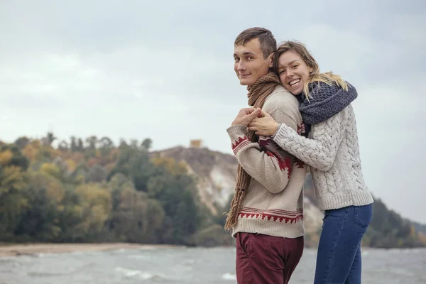 바다 huggin 근처 바위 해변에 서 있는 사려깊은 행복 한 커플 — 스톡 사진