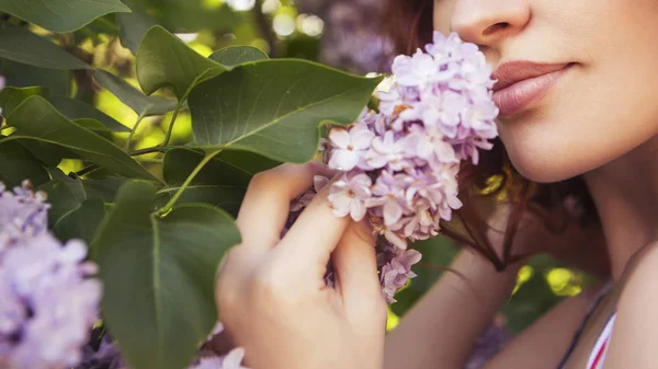 Mooie rode donkerharige vrouw met verse vlekkeloze huid en gekrulde ha — Stockfoto