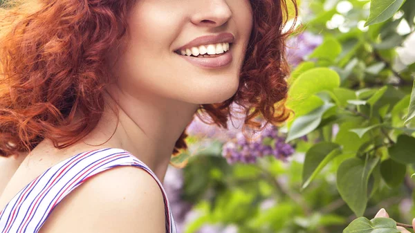 Mooie rode donkerharige vrouw met verse vlekkeloze huid en gekrulde ha — Stockfoto