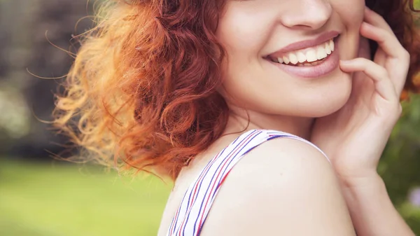 Bella donna dai capelli rossi con fresca pelle impeccabile e ricci ha — Foto Stock