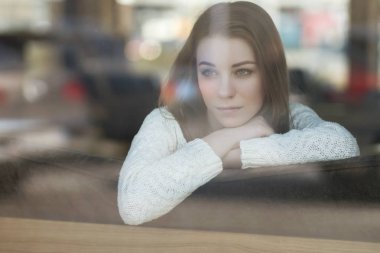 Güzel genç genç Kafkas kadın kazaklı th oturma