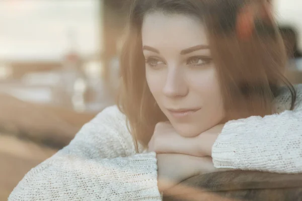 Mooie jonge tiener Kaukasische vrouw in trui zit op th — Stockfoto