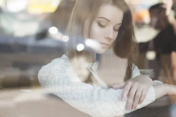 Mooie jonge tiener Kaukasische vrouw in trui zit op th — Stockfoto