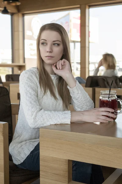 Vacker ung kvinna som tonårig kaukasiska i tröja sitter på th — Stockfoto