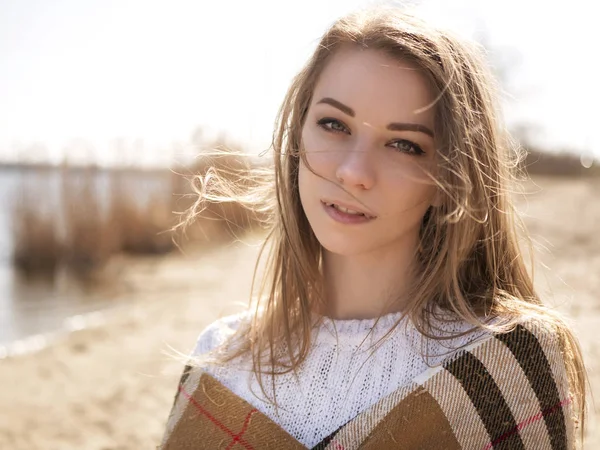 Mooie jonge tiener Kaukasische vrouw in een plaid lopen denken — Stockfoto