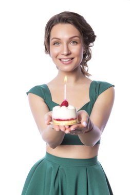 Yeşil şenlikli elbiseli esmer güzel güzel beyaz kadın