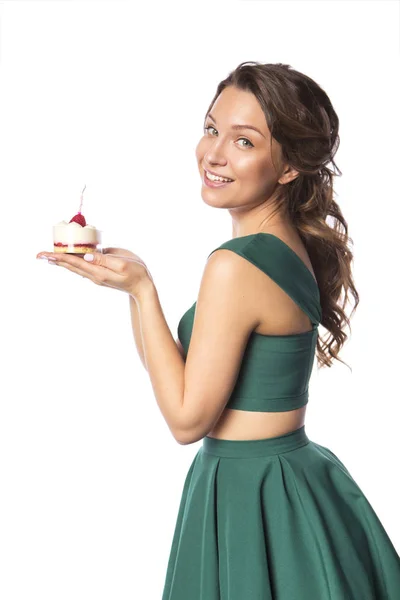 Brunette vrij mooie Kaukasische vrouw in groene feestelijke jurk — Stockfoto