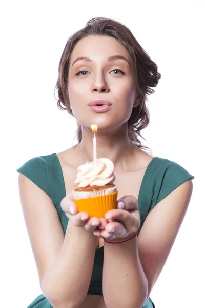 Brunette vrij mooie Kaukasische vrouw in groene feestelijke jurk — Stockfoto