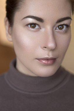 Sevimli güzel genç beyaz esmer kadınla akşam yapmak 