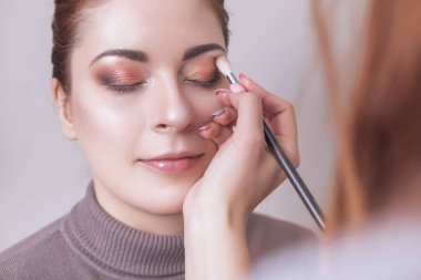 Profesyonel sanatçı makyaj uygulamak maskara genç bir beyaz w
