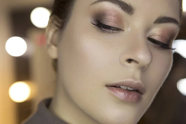 Leuke mooie jonge Kaukasische brunette vrouw met avond maken — Stockfoto