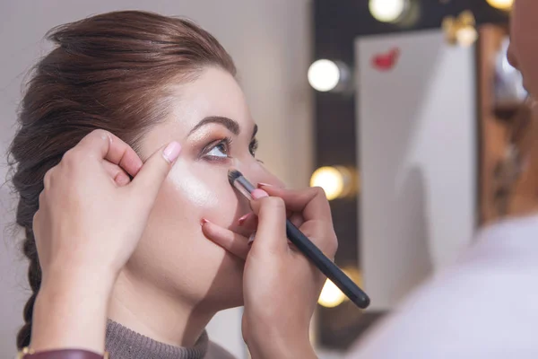 Profesionální make-up umělce použít řasenku na mladý bělošský w — Stock fotografie