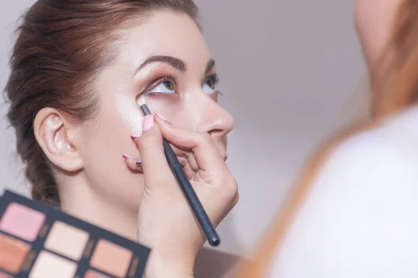 Professionele make-up artiest mascara toepassen in een jonge Kaukasische w — Stockfoto
