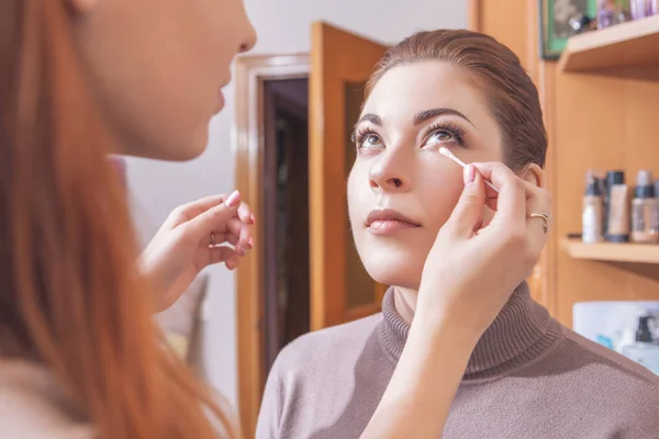 Profesional maquillaje artista aplicar rímel a un joven caucásico w — Foto de Stock