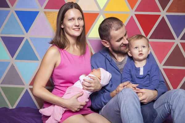 Linda familia ordinaria caucásica en ropa casual en casa sentado — Foto de Stock