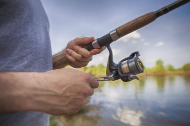 Genç yakışıklı acımasız beyaz adam rahat kıyafet balık üzerinde 