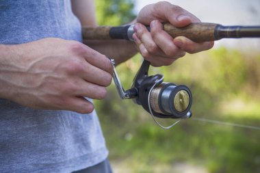 Genç yakışıklı acımasız beyaz adam rahat kıyafet balık üzerinde 