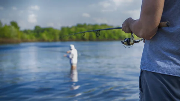 Joven guapo brutal caucásico hombre en casual traje de pesca en — Foto de Stock