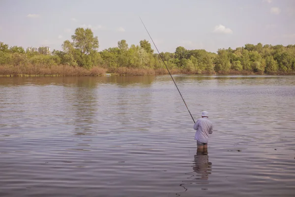 Joven guapo brutal caucásico hombre en casual traje de pesca en — Foto de Stock