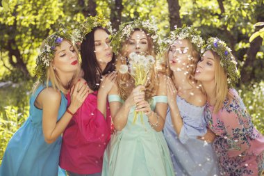 Sevimli seksi güzel beyaz kadın bir kız üzerinde şehvetli elbiseler