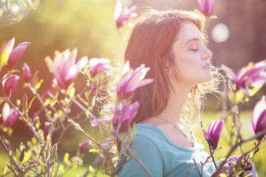 Casual kıyafet yürüme şirin sıradan Kafkas esmer kadın 