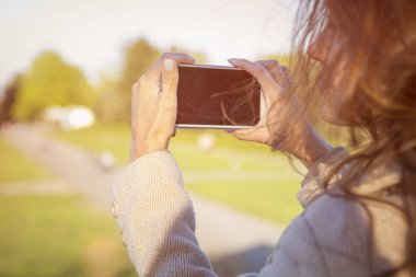 Şirin sıradan beyaz esmer kadını rahat kıyafet al pic