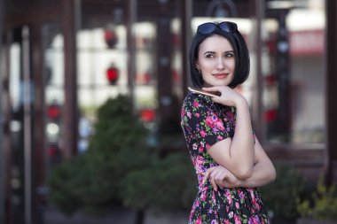 Akıllı güzel beyaz uygun iş kadını ile güçlü bir yüz 