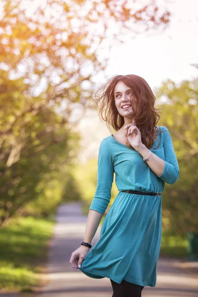 Cute ordinary caucasian brunette woman in casual outfit walking — Stock Photo, Image