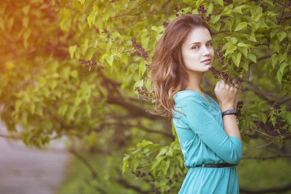 Leuke gewone Kaukasische brunette vrouw in casual outfit wandelen — Stockfoto