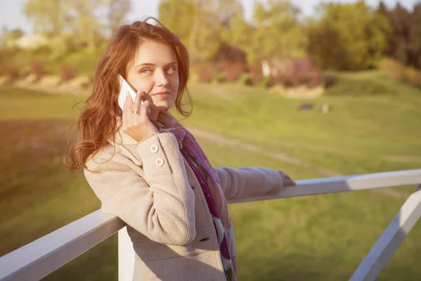 Leuke gewone Kaukasische brunette vrouw casual outfit om te praten — Stockfoto