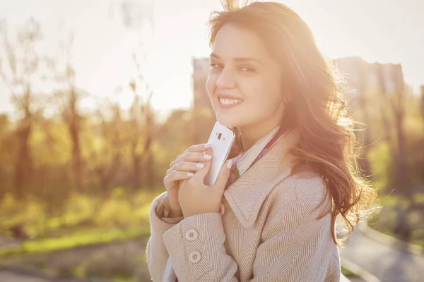 Carino ordinario caucasico bruna donna in abito casual parlando — Foto Stock