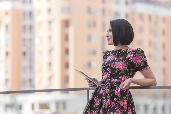 Akıllı güzel beyaz uygun iş kadını ile güçlü bir yüz 