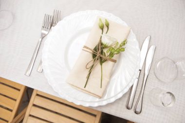 Basit ama lüks zengin tablo bir düğün kutlama için ayarlama