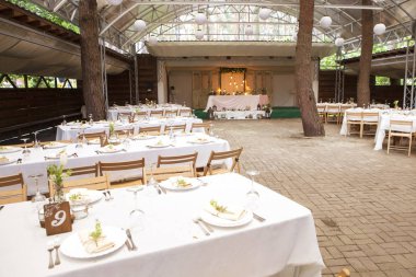 Basit ama lüks zengin tablo bir düğün kutlama için ayarlama