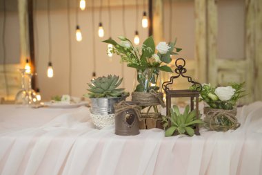 Basit ama lüks zengin tablo bir düğün kutlama için ayarlama