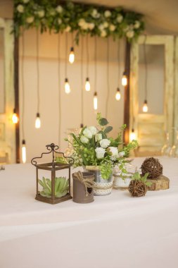 Basit ama lüks zengin tablo bir düğün kutlama için ayarlama