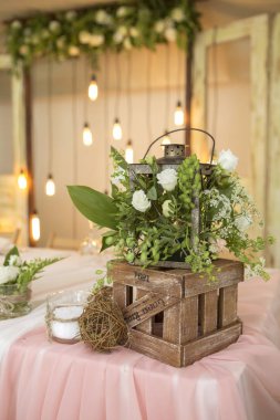 Basit ama lüks zengin tablo bir düğün kutlama için ayarlama