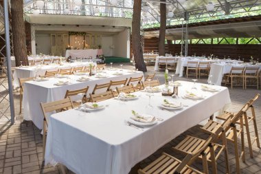 Basit ama lüks zengin tablo bir düğün kutlama için ayarlama