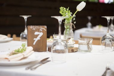 Basit ama lüks zengin tablo bir düğün kutlama için ayarlama