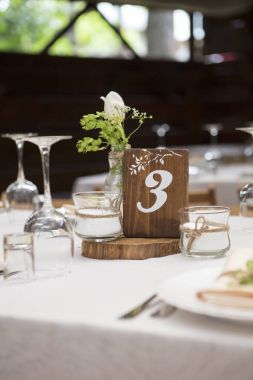 Basit ama lüks zengin tablo bir düğün kutlama için ayarlama